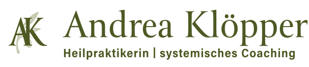 Logo Andrea Klöpper, Heilpraktikerin, systemisches Coaching, Köln. Anfangsbuchstaben AK in einem kräftigen Grün in einem zartgrünen Kreis. Im Hintergrund des Kreise ist ein zartes abstahiertes Olivenblatt 